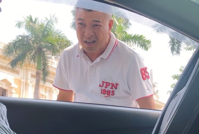 Đơn vị trông xe iParking 'chống lệnh' thanh tra giao thông Hà Nội Nhân viên điểm trông xe theo iParking trên phố Lê Thánh Tông do Cty cổ phần 901 quản lý chỉ cho xe vào gửi nếu khách thanh toán ngay 50.000 đồng từ đầu (quy định là 25.000 đồng/lượt). Ảnh: A.T