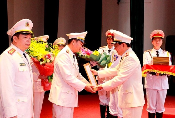 CSGT Hà Nội có tân Trưởng phòng Lãnh đạo Công an Hà Nội trao quyết định nhân sự cho nhiều tân trưởng đơn vị