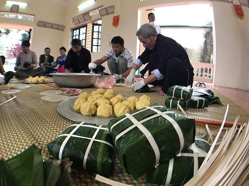 Tuần lễ An toàn thực phẩm Tết 2018 phục vụ người dân Thủ đô Các nghệ nhân làng Ước Lễ, Tri Lễ (xã Tân Ước, Thanh Oai, Hà Nội) trình diễn gói bánh chưng, thử nghiệm cho Tuần lễ An toàn thực phẩm Tết 2018.