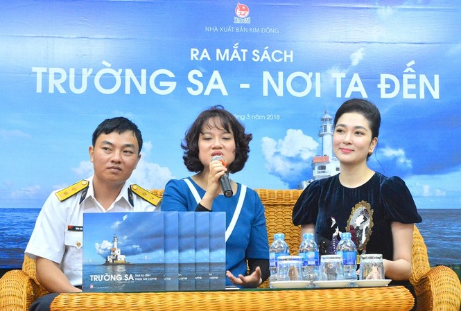 Người phụ nữ đầu tiên ra sách ảnh về Trường Sa Hoa hậu Nguyễn Thị Huyền và tác giả Nguyễn Mỹ Trà giao lưu cùng bạn đọc. Ảnh: Tô Chiêm