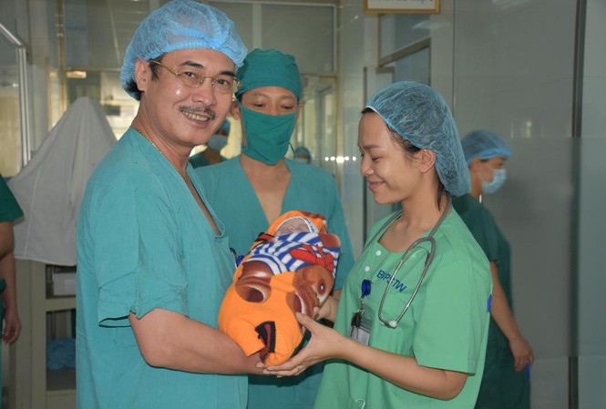 Mổ bắt con cho sản phụ hẹp khí quản nặng Bé gái sơ sinh 2,8kg chào đời an toàn từ sản phụ là bệnh nhân hẹp khí quản tại Bệnh viện Phổi TƯ.