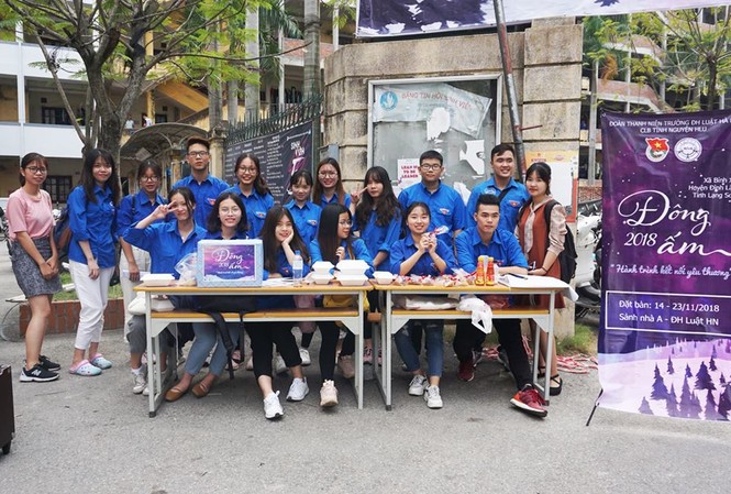 Đông ấm thiện nguyện của sinh viên ĐH Luật Hà Nội Sinh viên ĐH Luật Hà Nội tổ chức quyên góp thiện nguyện cho chương trình Đông ấm - Hành trình kết nối yêu thương