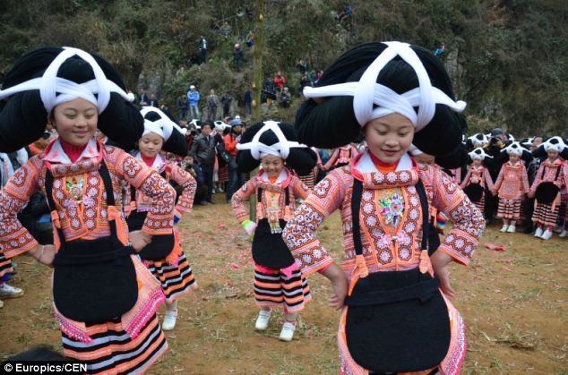 Tộc người dùng tóc làm... mũ Tộc người dùng tóc làm... mũ