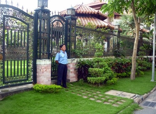 Sợ trộm đột nhập, nhiều người thuê bảo vệ trông biệt thự ngày Tết Giới nhà giàu Sài Gòn rầm rộ thuê bảo vệ trông nhà để về quê, đi du lịch Tết. Ảnh: TBV