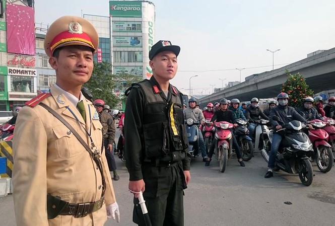 Hà Nội tăng cường 300 cảnh sát cơ động điều tiết giao thông Gần 400 cảnh sát, trong đó có 300 cảnh sát cơ động, được tăng cường tham gia điều tiết giao thông.