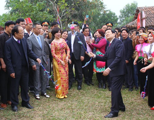Chủ tịch nước tham gia trò chơi ném còn cùng đồng bào Tây Bắc Chủ tịch nước cùng Bộ trưởng Văn hóa tham gia chơi ném còn. Ảnh: Hoàng Phương.
