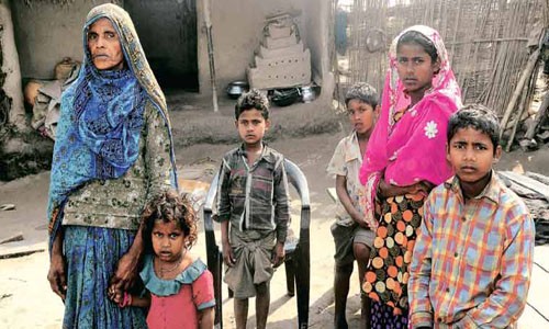 Cha nữ sinh xin thêm suất ăn bị đánh chết Rukhsana Khatoon, vợ Mohd Shagir, và các con ở Gokhlapur, Araria, bang Bihar, Ấn Độ. Ảnh: The Indian Express