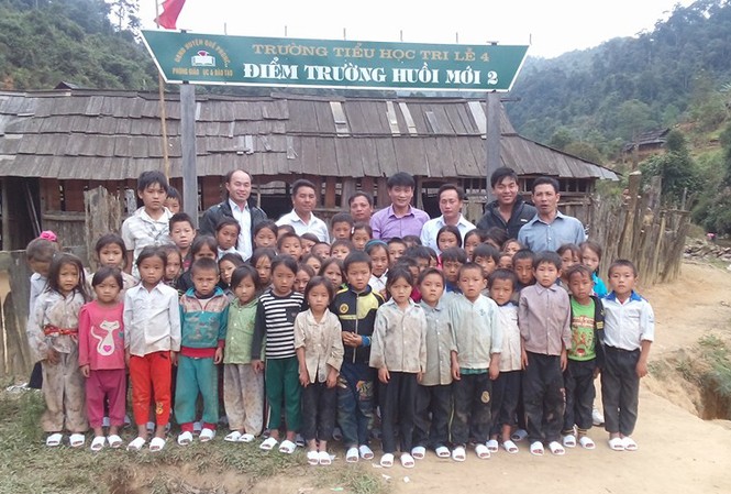 Thầy giáo vùng biên dạy học trò bằng 5 thứ tiếng Thầy giáo trẻ luôn trăn trở về sự nghiệp giáo dục ở vùng cao, vùng biên giới.
