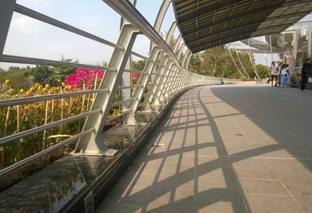 Cần Thơ cắt hết khóa tình yêu trên cầu đi bộ 50 tỷ Những ổ khóa tình yêu được gắn trên thành cầu đi bộ nay đã bị cắt hết