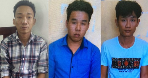 Người đàn ông bị giang hồ dí súng, bắt qua Campuchia tra khảo Thịnh (áo sọc) và đồng phạm. Ảnh: C.A