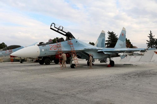 Nga tạm ngừng không kích Syria để ủng hộ thỏa thuận ngừng bắn Các quân nhân Nga cạnh một chiến đấu cơ Sukhoi Su-30SM tại căn cứ Hmeimim ở tỉnh Latakia tây bắc Syria tháng 12 năm ngoái. Ảnh: AFP