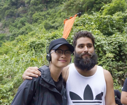 Vì sao không sao Việt nào được mời đóng phim 'Kong: Skull Island'? Ảnh chụp đạo diễn Jordan Vogt-Roberts và Larry Fong D.O.P ghé thăm phim trường “Tấm Cám” của Ngô Thanh Vân khi cô đang quay ở Ninh Bình vào hồi tháng 9/2015. Ảnh: NTV.