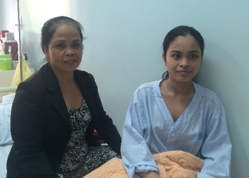 Người mẹ đánh cược mạng sống để con chào đời Hồng Soan hồi phục khỏe mạnh trên giường bệnh bên cạnh mẹ sau cuộc mổ tim. Ảnh: Lê Phương.