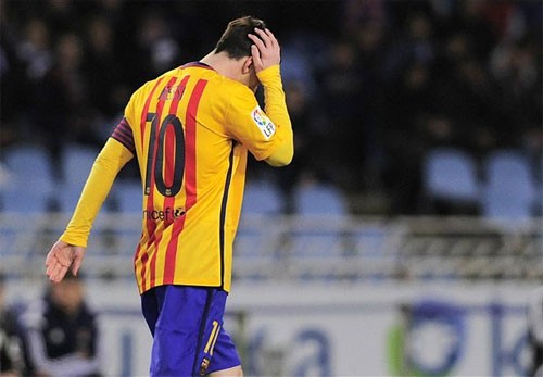 Thua trận thứ hai liên tiếp, Barca sắp để tuột ngôi đầu La Liga Barca của Messi chỉ còn hơn đội xếp thứ hai Atletico đúng ba điểm. Ảnh: Reuters