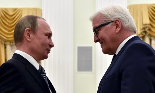 Đức muốn Nga quay lại nhóm G7 Ngoại trưởng Đức Frank-Walter Steinmeier (phải) gặp Tổng thống Nga Putin tại Moscow hôm 23/3. Ảnh: Reuters
