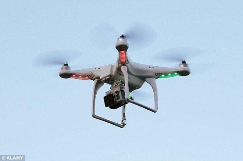 Du khách bị phạt 113.000 euro vì chụp ảnh bằng flycam Ở Italy, luật pháp quy định rất nghiêm ngặt về việc vận hành các thiết bị tương tự như máy bay không người lái. Ảnh: Alamy.