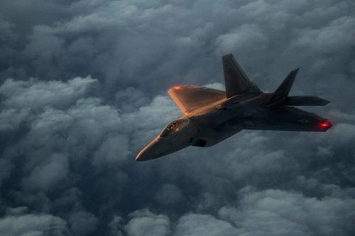 Cuộc so kè giữa F-22 và Su-35S Chim ăn thịt F-22 Raptor của Mỹ. Ảnh: USAF