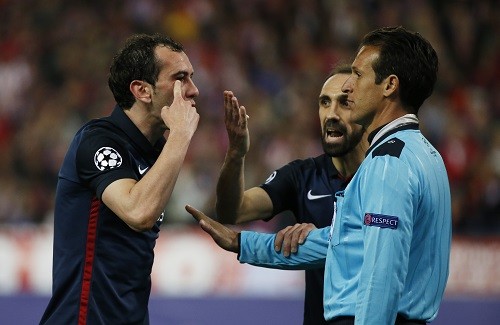 Cầu thủ Atletico bị Suarez đánh bầm mắt Gabi phàn nàn với trọng tài sau khi bị Suarez phạm lỗi.