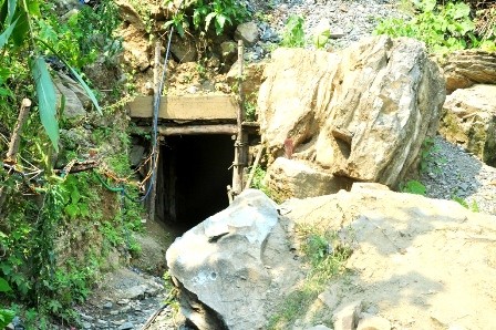 Vụ ngạt khí làm 4 người tử vong: Địa phương không biết là khai thác gì!? Miệng của hầm gây ngạt khí làm 4 người tử vong. Cơ quan chức năng địa phương không biết hầm này làm vàng hay khai thác gì