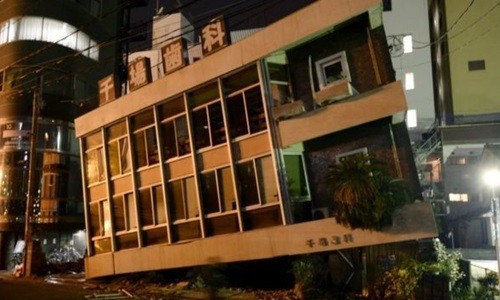 Nhật Bản lại rung chuyển bởi trận động đất thứ hai Hai trận động đất xảy ra liên tiếp tại cùng một khu vực ở Nhật Bản gây ra những thiệt hại vô cùng nặng nề. Ảnh: Huffington Post