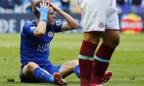 Vardy bị đuổi, Leicester hòa West Ham nhờ bàn phút chót Phản ứng của Vardy khi bị đuổi. Ảnh: Reuters.