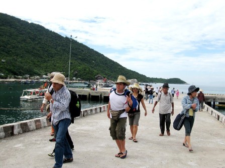 Hơn 1.000 du khách mắc kẹt trên đảo Cù Lao Chàm Hơn 1.100 du khách bị mắc kẹt ở Cù Lao Chàm không thể vào đất liền do biển động. (Ảnh minh họa)