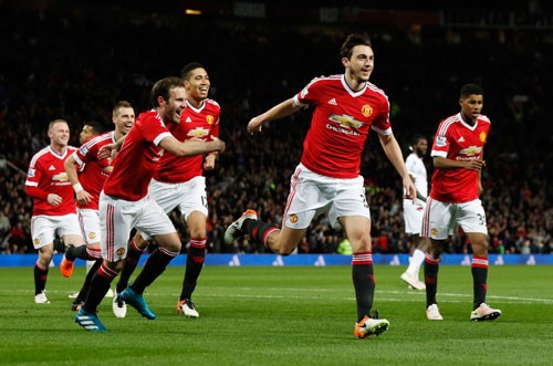 Man Utd thắng trận thứ hai liên tiếp, áp sát top 4 Darmian chia vui cùng các đồng đội sau bàn thắng vào lưới Crystal Palace. Ảnh: Reuters.