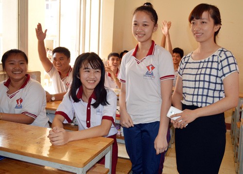 Nữ sinh mất chân tự tin trong ngày nhập học trở lại Trong ngày đầu nhập học, Hà Vi đón nhận chia sẻ của cô giáo và bạn học cùng lớp. Ảnh: Kh.Uyên