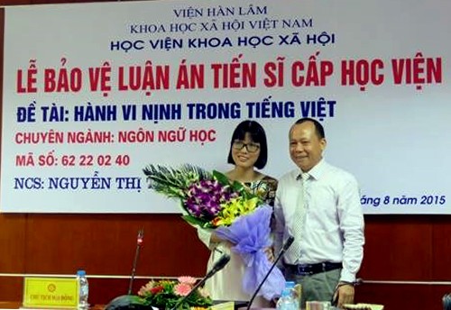 Tác giả luận án 'nịnh trong tiếng Việt' được khuyến khích viết sách GS Nguyễn Văn Hiệp và nghiên cứu sinh Nguyễn Thị Thanh Huệ.