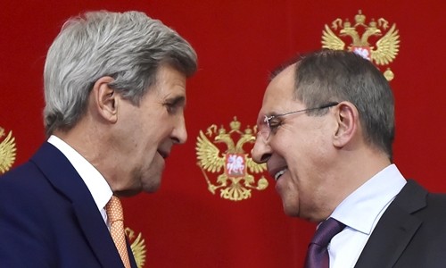 Ngoại trưởng Nga, Mỹ - bộ đôi nồng ấm giữa căng thẳng Ngoại trưởng Mỹ John Kerry (trái) và người đồng nhiệm Nga Sergei Lavrov gặp nhau hồi tháng ba. Ảnh: Reuters