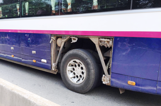 Xe khách văng tấm chắn lốp, 1 cô gái nguy kịch Chiếc xe ô tô khách bị văng tấm chắn lốp sau sự cố nổ lốp.
