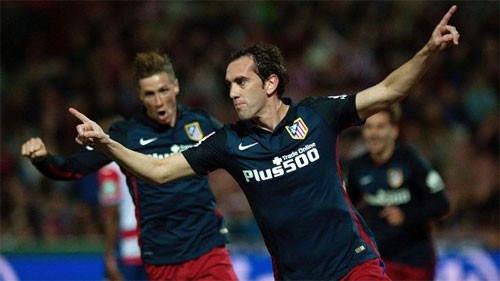 Atletico mất 'lá chắn thép' khi đấu với Bayern Godin (giữa) không chỉ chắc chắn trong phòng ngự mà còn có duyên ghi bàn khi lên tham gia không chiến. Ảnh: Reuters
