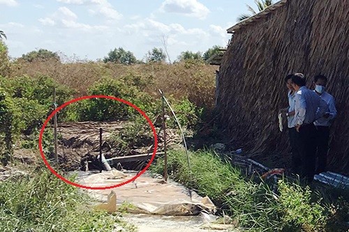 Nửa giờ cứu nhau thoát khỏi ngạt khí hầm biogas của 9 người Miệng hầm biogas (khoanh tròn đỏ), nơi xảy ra ngạt khí tập thể khiến 3 người chết. Ảnh: Phúc Hưng