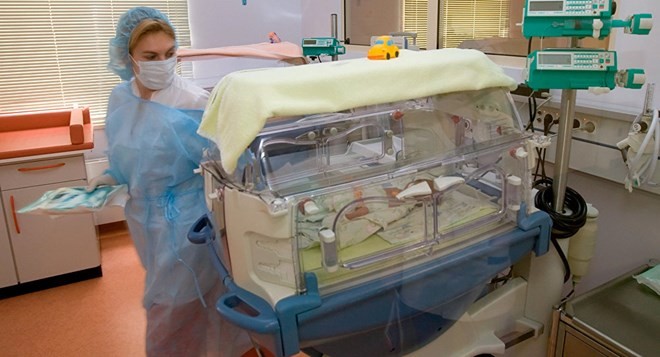 Bé trai chào đời 2 tháng sau khi mẹ đẻ đã chết não Em bé đã có 3 tuần sống trong lồng ấp, trước khi được cho ra viện (Nguồn: Sputnik)