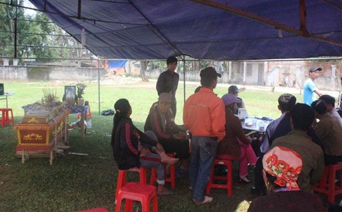 Thanh niên bị sát hại ở đám cưới được chôn cất Hai ngày qua quan tài nạn nhân Tú được gia đình dựng rạp để ở bãi cỏ. Ảnh: CTV.