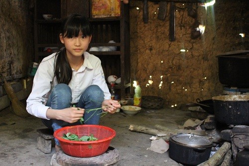 Ước mơ được tiếp tục tới trường của nữ sinh nhà nghèo Bố đau yếu, mẹ đi làm kiếm tiền cả ngày, Thi lo cơm nước cho cả gia đình. Ảnh: Hồng Vân