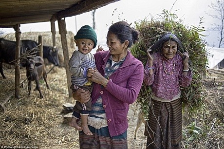 Sự sống sót thần kỳ của cậu bé Nepal Chị Dolma Tamang bế cậu con trai Nishan Naoki, chỉ vài ngày nữa, Nishan sẽ trải qua sinh nhật đầu tiên. Sự lớn lên của cậu bé được xem là một điều kỳ diệu ngay trong thảm họa.