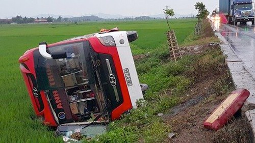 4 ôtô lật trên đường, 11 người gặp nạn Hiện trường vụ tai nạn.