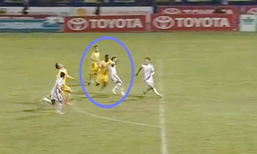 Trọng tài trận Thanh Hoá - SLNA bị treo còi hết lượt đi V-League Tình huống va chạm dẫn đến quả phạt đền tranh cãi trên sân Thanh Hoá. Ảnh chụp màn hình.
