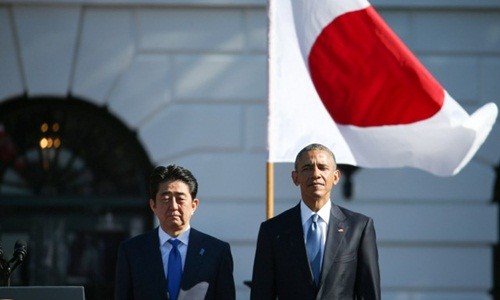 Obama tới thăm Hiroshima - một mũi tên trúng hai đích Tổng thống Mỹ Barack Obama và Thủ tướng Nhật Shinzo Abe. Ảnh: AP
