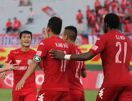 Công Vinh ghi bàn, B.Bình Dương đánh bại Đồng Tháp Công Vinh và Anh Đức cùng ghi bàn, giúp B.Bình Dương có chiến thắng trước Đồng Tháp (ảnh: Nguyễn Đình)