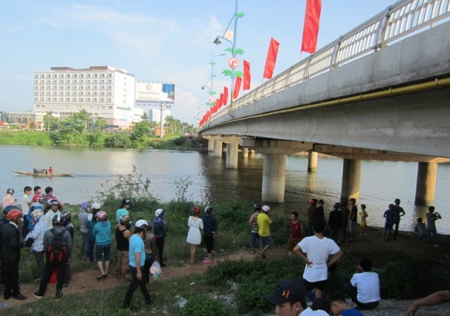 Phát hiện thi thể nam thanh niên trên sông Hiếu Lực lượng chức năng tìm kiếm thi thể nạn nhân
