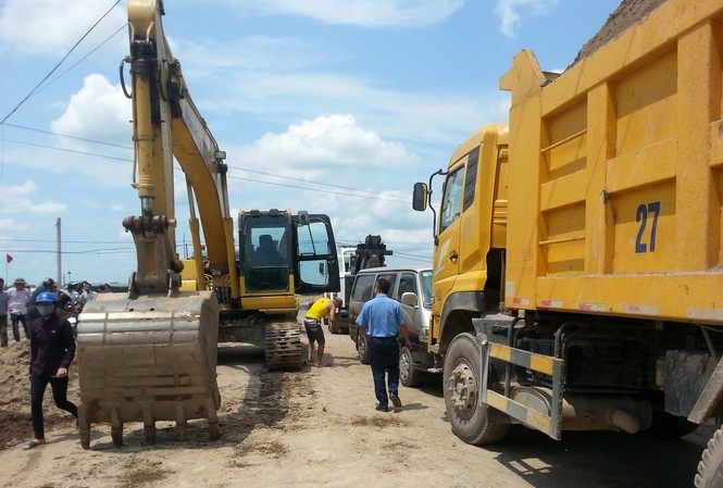 3 xe công vụ của cảnh sát và ngành giao thông bị nhốt Xe lu, máy xúc của công ty Phương Anh chặn xe công vụ xử lý xe quá tải.
