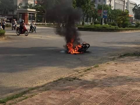 Say rượu, tự châm lửa đốt xe Chủ nhân sau khi châm lửa đốt xe đã bỏ đi.