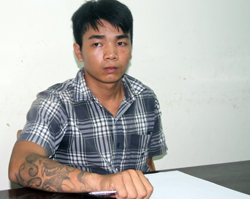 Nhóm cướp kéo người phụ nữ tử vong bị bắt Khôi, một trong bốn nghi can gây ra vụ cướp. Ảnh: Xuân Ngọc