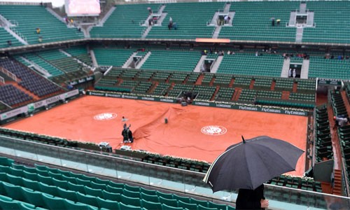 Roland Garros hoãn toàn bộ trận trong ngày thi đấu thứ chín Lần đầu tiên từ tháng 5/2000, Roland Garros phải hoãn cả ngày thi đấu do thời tiết. Ảnh: Reuters.