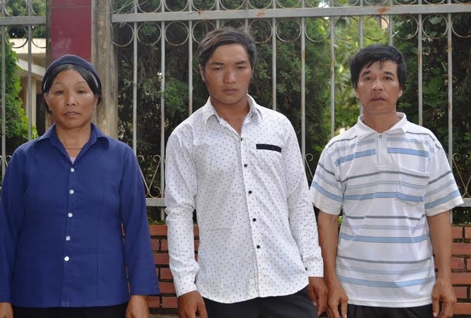 Tiếp bài “Sản phụ gánh chịu hậu quả vì tắc trách y tế” Anh Nam (giữa) cùng bố mẹ lên sở họp