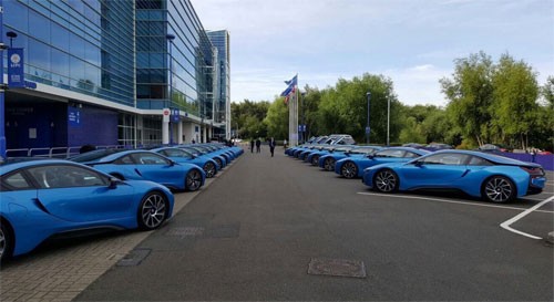 Ông chủ Leicester thưởng mỗi cầu thủ một siêu xe BMW i8 Dàn xe đậu trước đại bản doanh của Leicester.