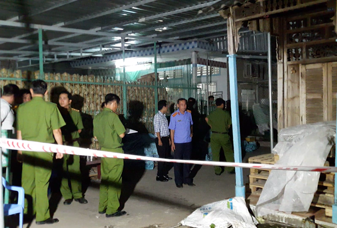 Bé gái 8 tuổi chết trong bao tải, nghi bị hiếp dâm Cơ quan chức năng đang khám nghiệm hiện trường.