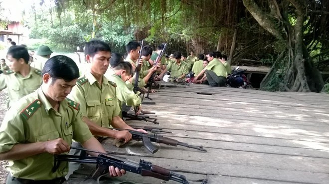 Khi nào kiểm lâm được dùng súng? Lực lượng kiểm lâm được trang bị súng quân dụng. Ảnh: Báo Cao Bằng.